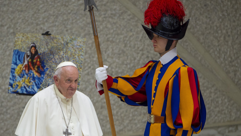 Papa Francisc lângă un soldat al Vaticanului cu o halebardă