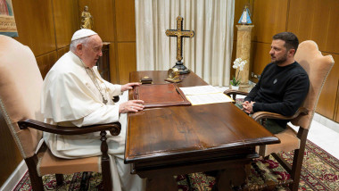 Papa Francisc la masă cu Volodimir Zelenski