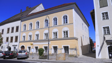 Clădirea din Braunau am Inn, Austria, în care s-a născut Adolf Hitler, fotografiată pe 8 mai 2016.