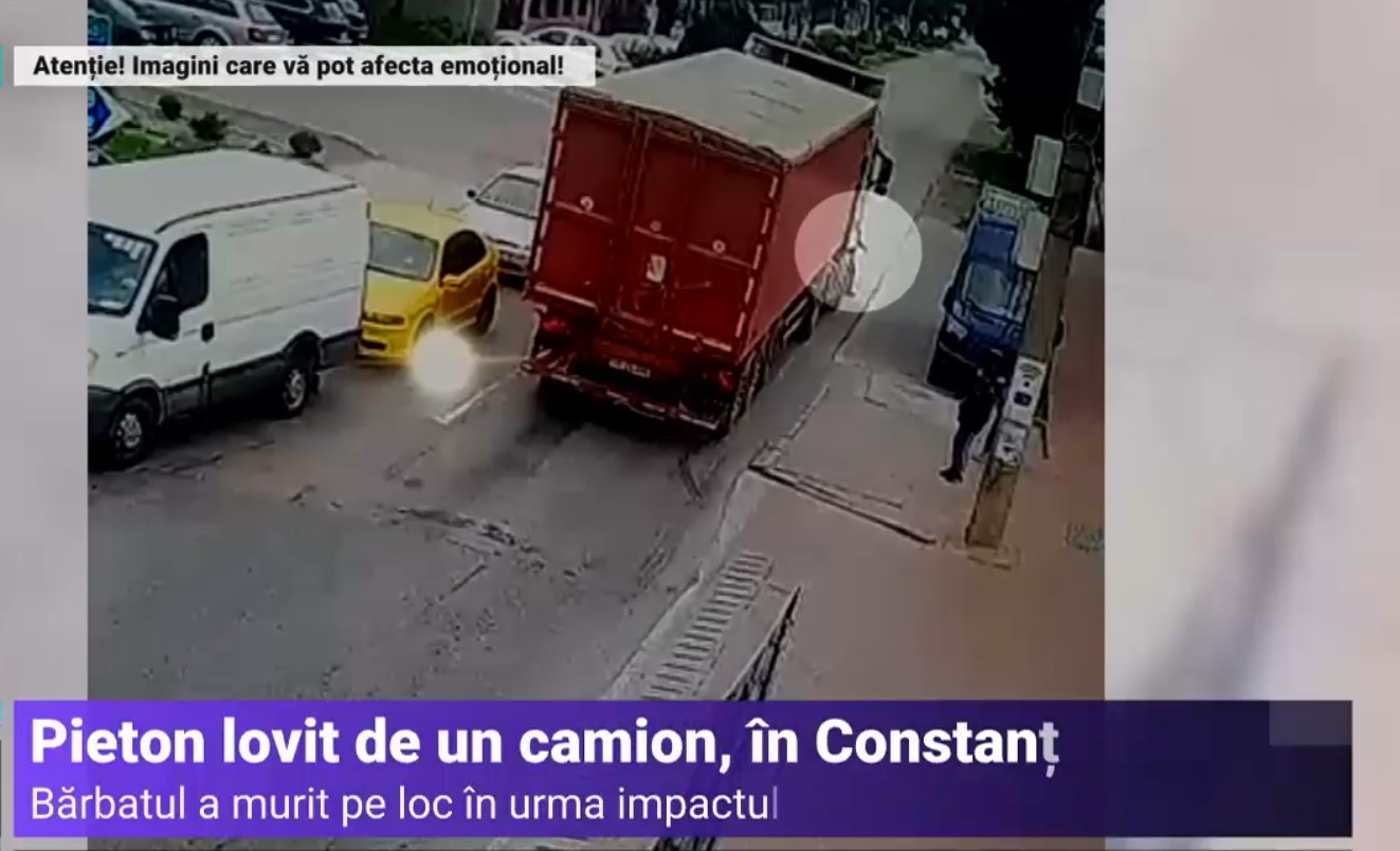 VIDEO Un bărbat de 48 de ani a murit după ce a fost lovit de un TIR. Momentul impactului