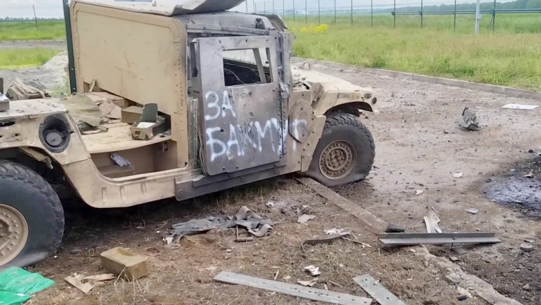 vehicul militar distrus pe care a fost scris mesajul „pentru Bahmut”