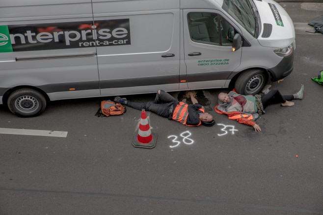 Protestatari ai Letzte Generation, lipiți de o dubă pe o stradă din Germania.