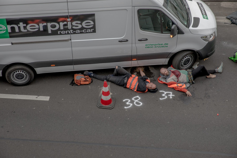 Protestatari ai Letzte Generation, lipiți de o dubă pe o stradă din Germania.