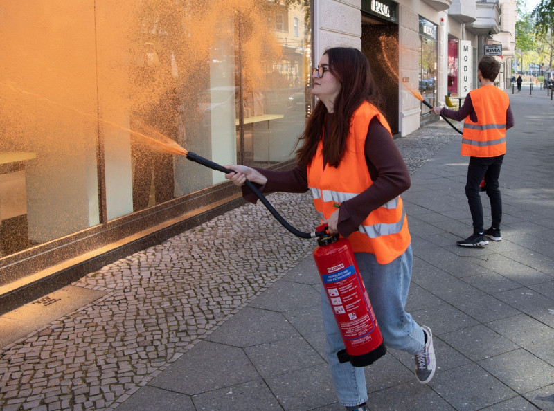 Berlin, Germany. 22nd Apr, 2023. Activists from the environmental group Letzte Generation spray a facade of a luxury store on Kurfrstendamm. "The richest Germans emit a thousand times as many greenhouse gases as the average. While the ordinary people have
