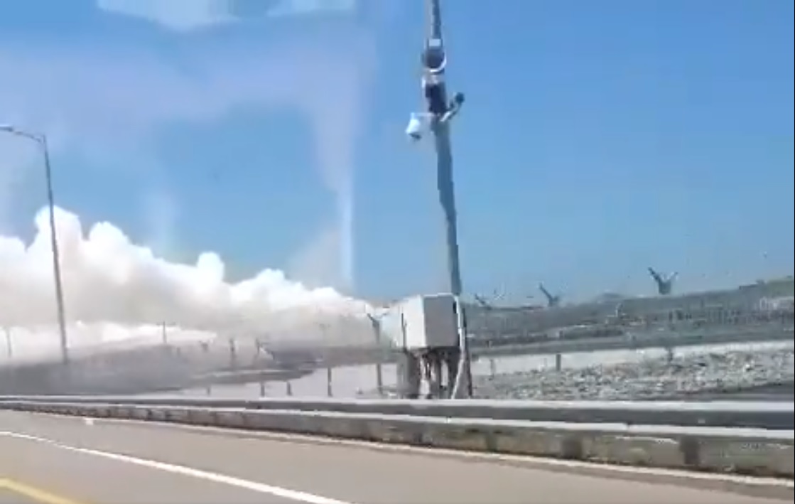 Coloană de fum în apropiere de podul Kerci. Rușii din Crimeea spun că l-au închis „din cauza exercițiilor desfășurate în zonă”