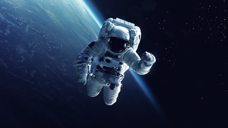 astronaut in spatiu
