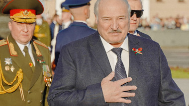 Lukașenko cu mâna la piept