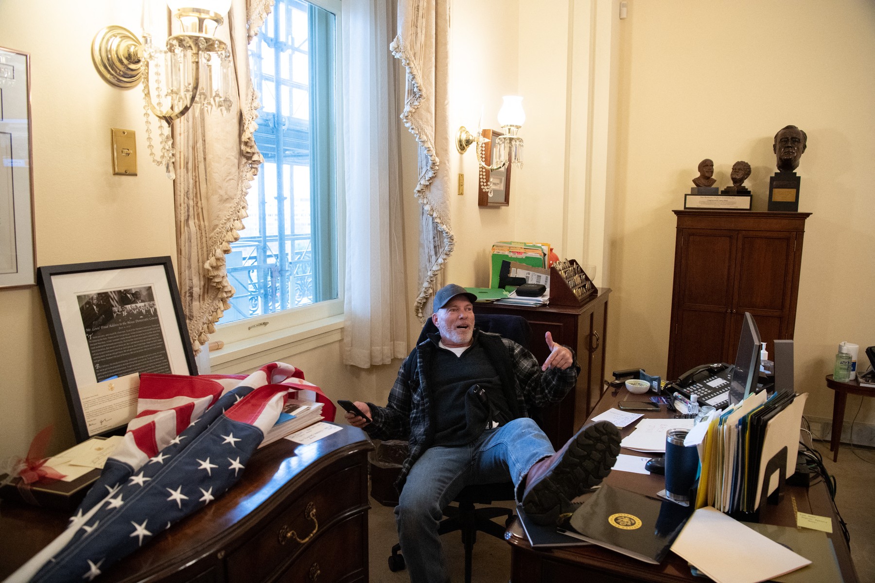 Bărbatul fotografiat cu picioarele pe biroul lui Nancy Pelosi în asaltul de la Capitoliu a fost condamnat la închisoare
