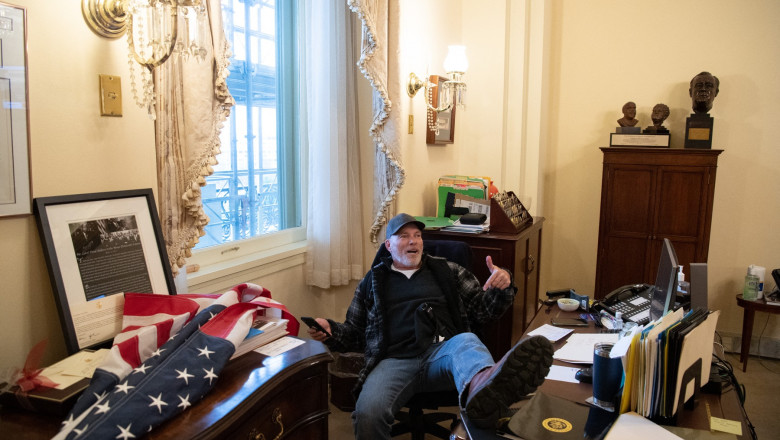 barbat cu picioarele pe biroul lui Nancy Pelosi în Camera Reprezentanților a Congresului SUA