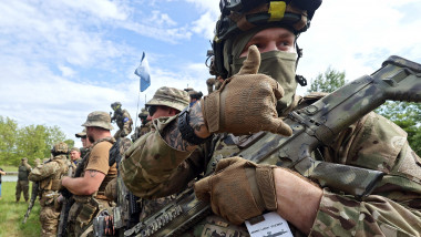 militari ai grupului de partizani ruși anti-Putin „Corpul Voluntarilor Ruși”