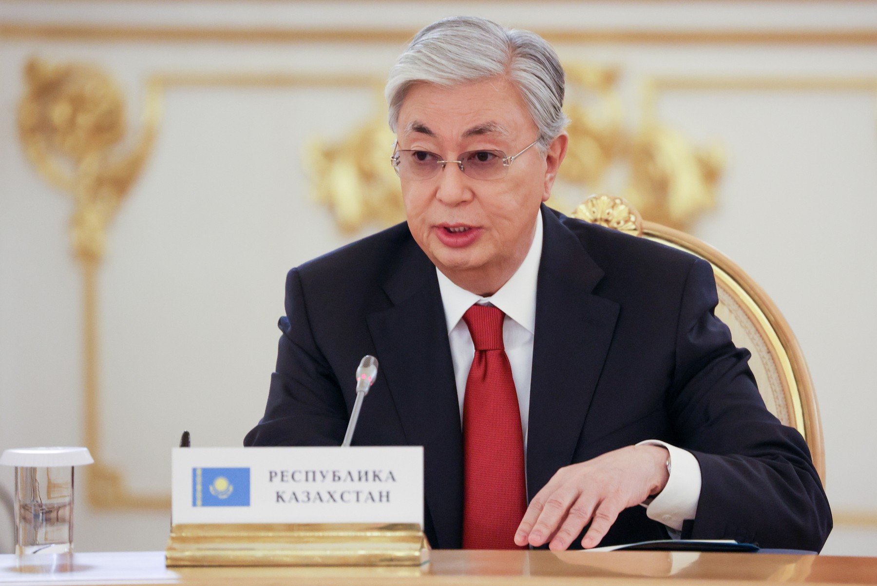 Președintele Kazahstanului l-a criticat în față pe Putin la un summit. Dictatorul rus a încercat să detensioneze situația cu o glumă