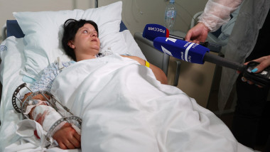 femeie pe patul de spital