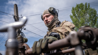 Soldat ucrainean în apropiere de Bahmut