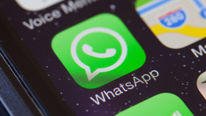 iconita whatsapp pe ecranul unui telefon mobil