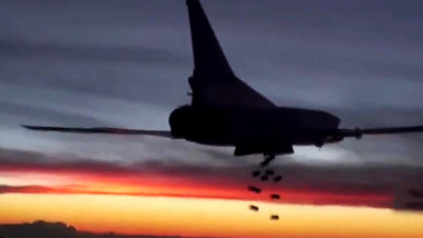 Un bombardiar rusesc Tupolev lanseaza bobme în Siria pe 19 noiembrie 2015.