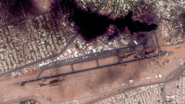 Nori de fum de ridică din zona aeroportului din Khartoum, Sudan, pe 16 aprilie 2023.