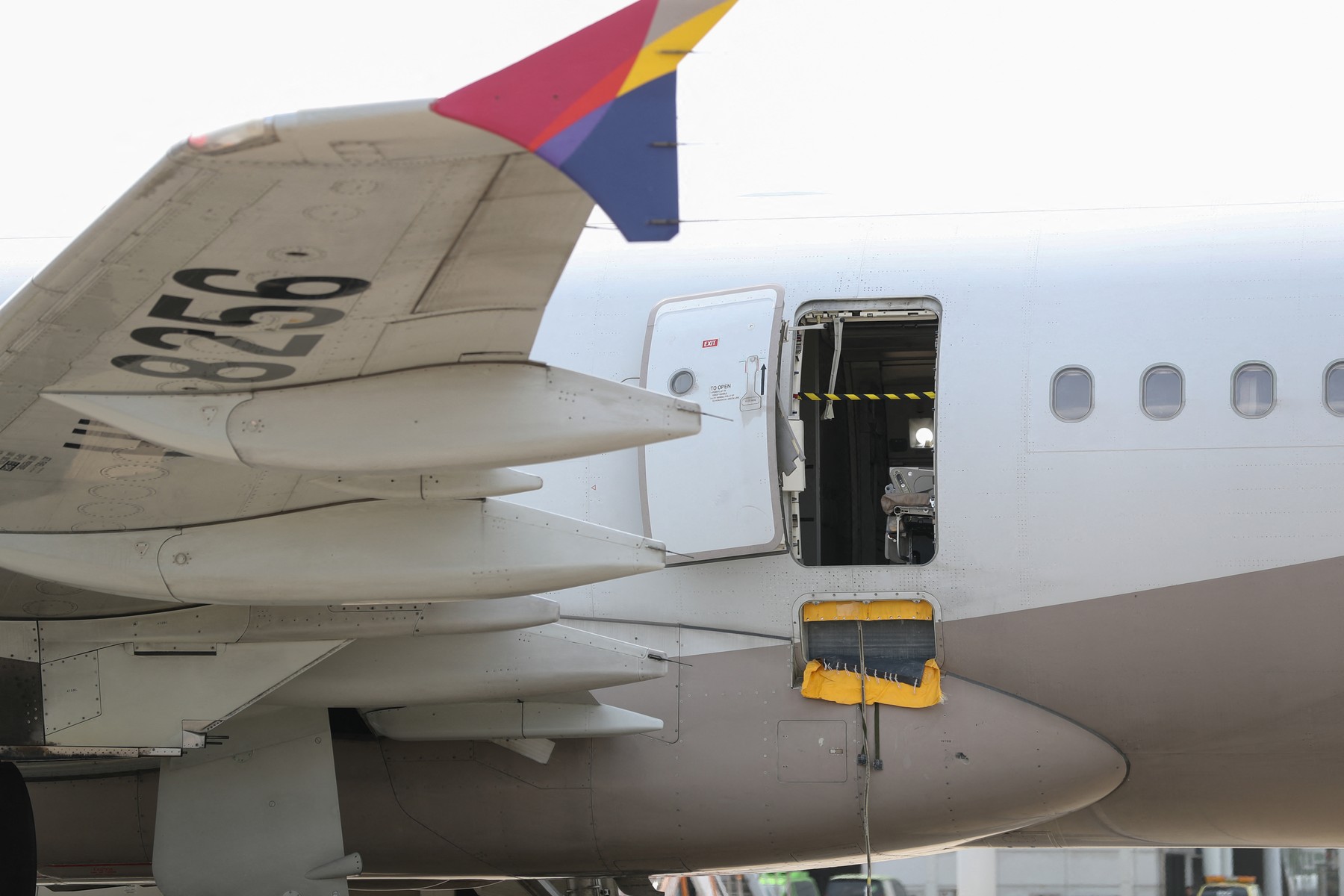 Motivul incredibil pentru care un pasager a deschis uşa avionului în timpul zborului