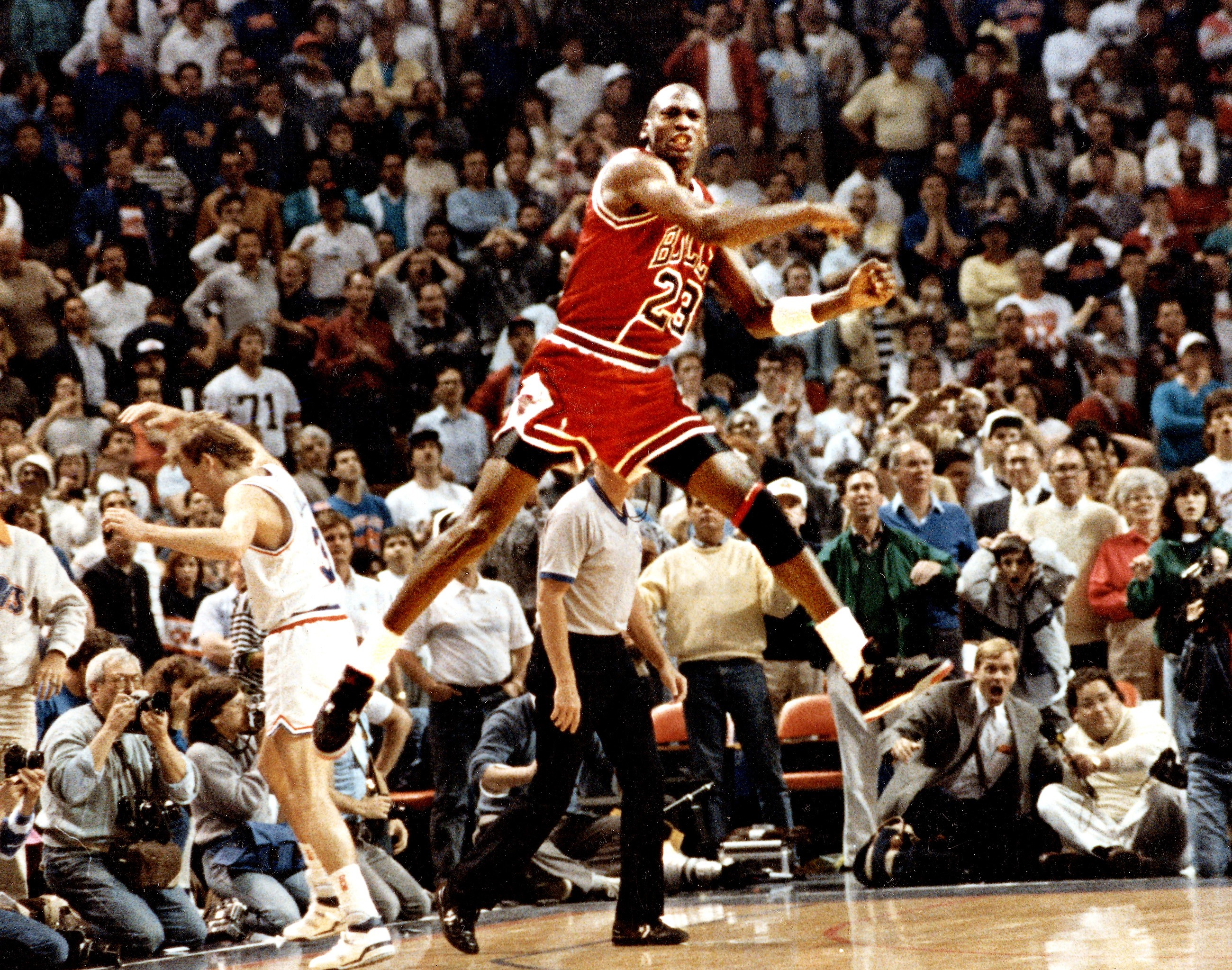 Cu cât a fost vândut la o licitație un tricou purtat de Michael Jordan când juca în echipa de baschet „Dream Team” a SUA