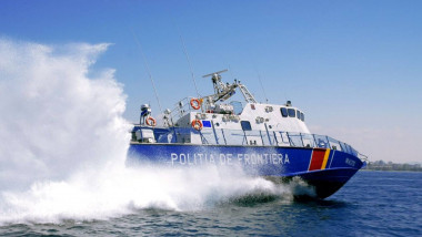 O navă a Poliției de Frontieră patrulează pe Marea Neagră.