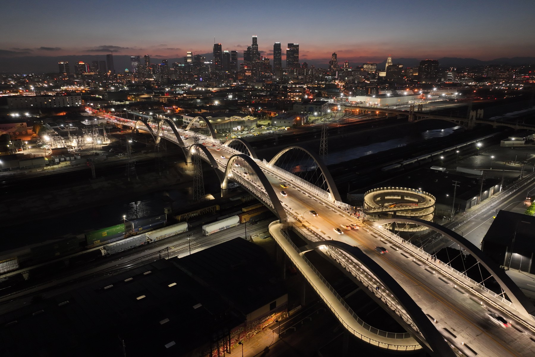 Un băiat a murit în timp ce încerca să transmită live o cascadorie pe cel mai nou pod de 500 de milioane de dolari din Los Angeles