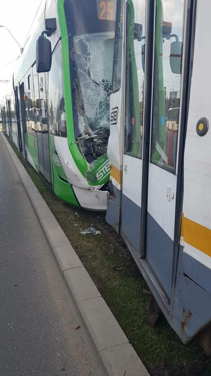 Două tramvaie s-au ciocnit în București. Unul dintre ele a deraiat