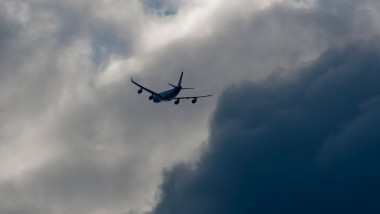 avion in zbor in mijlocul norilor negri cenusii