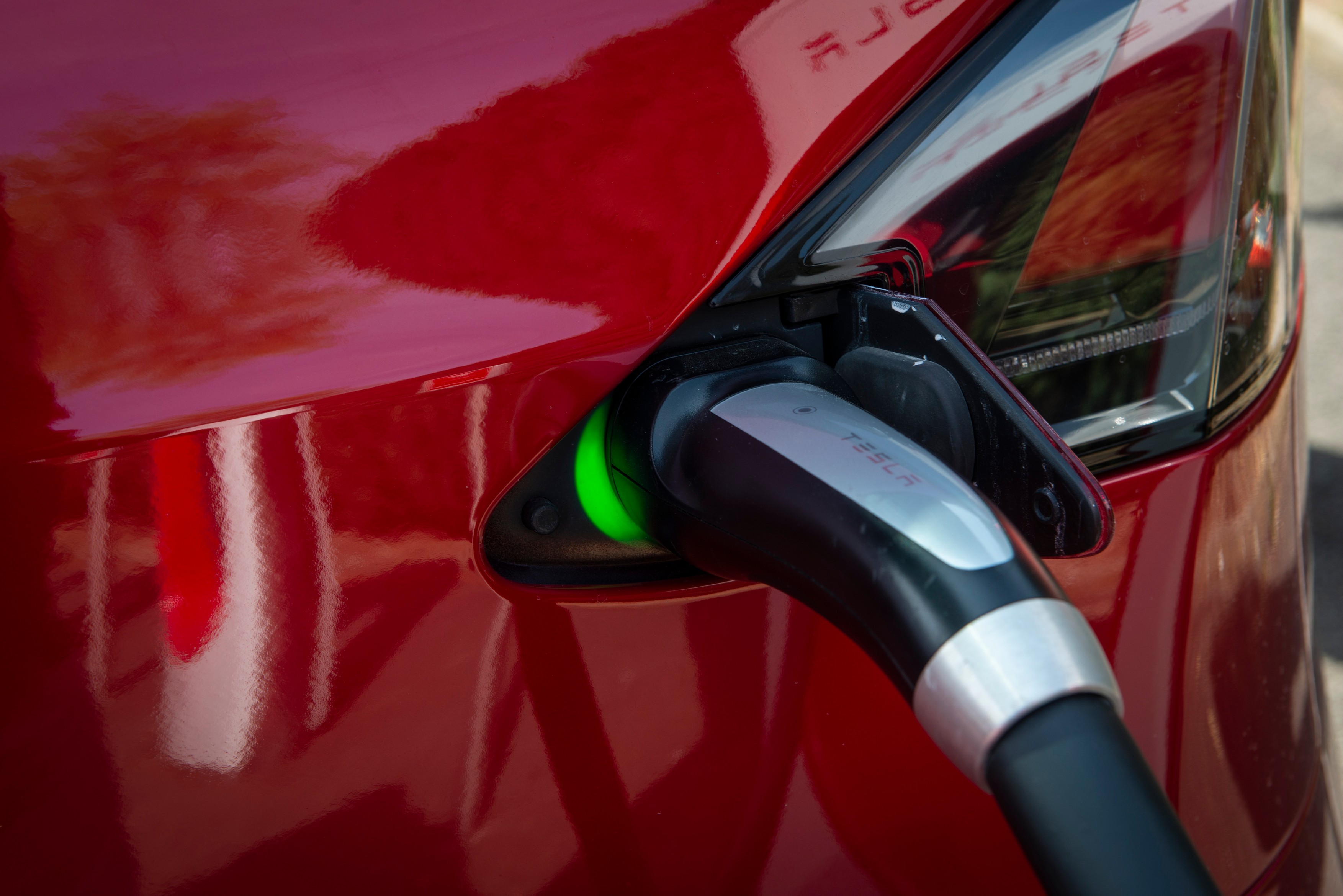 Un român din Italia a fost prins în timp ce fura curent de la o primărie pentru a-și încărca mașina Tesla