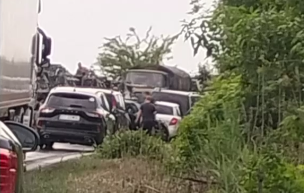 Accident lângă București, după ce un șofer a încercat să depășească un convoi al armatei franceze. 4 mașini și un blindat, avariate