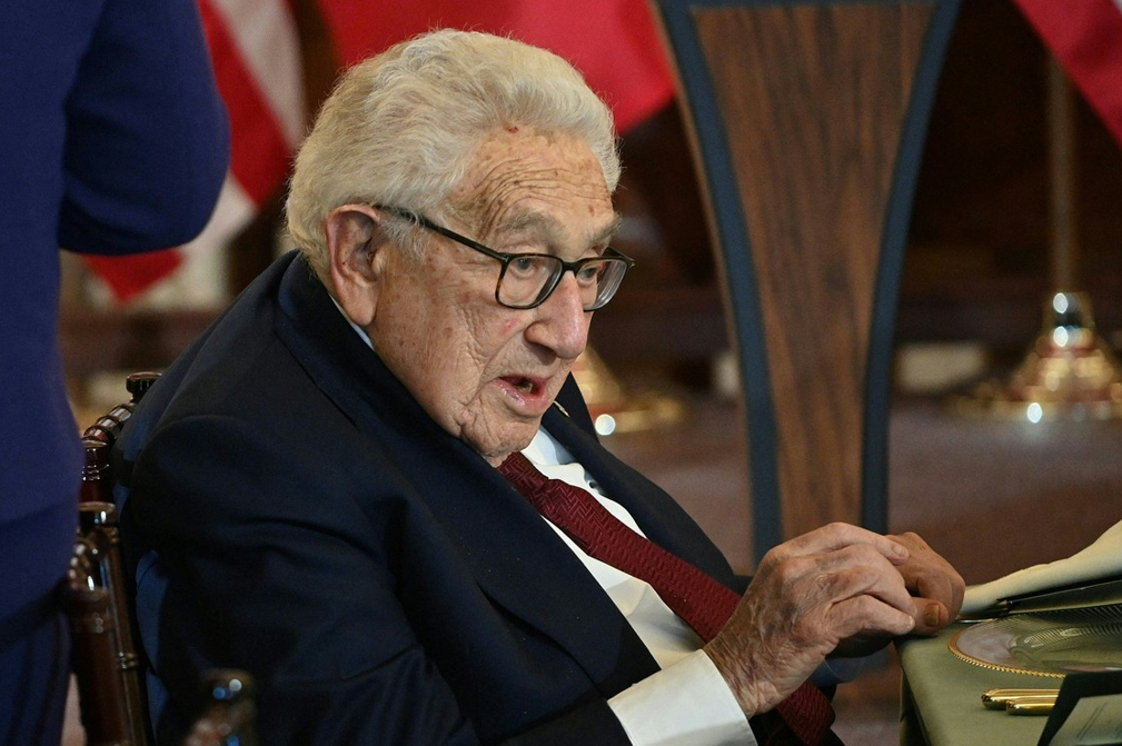 Henry Kissinger, controversat și la vârsta de 100 de ani. Un vizionar în opinia unora, un „criminal de război” după alții