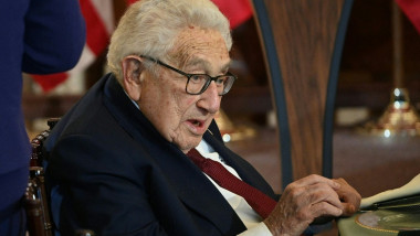 Henry Kissinger la birou