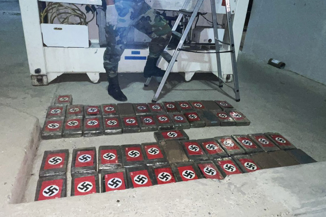 FOTO Captură uriașă de cocaină ambalată în pachete cu steagul nazist. Ce era inscripționat în interior