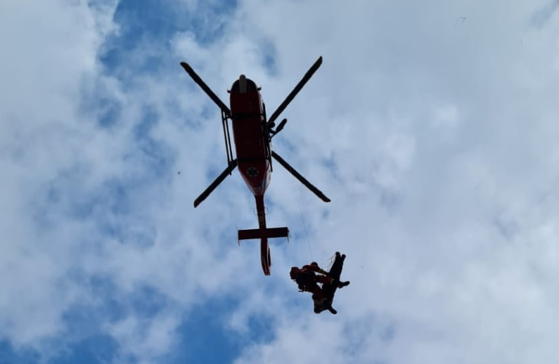 FOTO. Doi soți, salvați cu elicopterul după ce au căzut într-o râpă pe Valea Caraimanului. Ei erau însoțiți de fiul lor minor