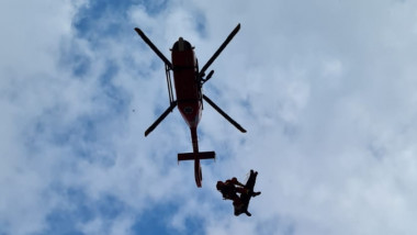 elicopter smurd salveaza o persoana cazuta in prapastie