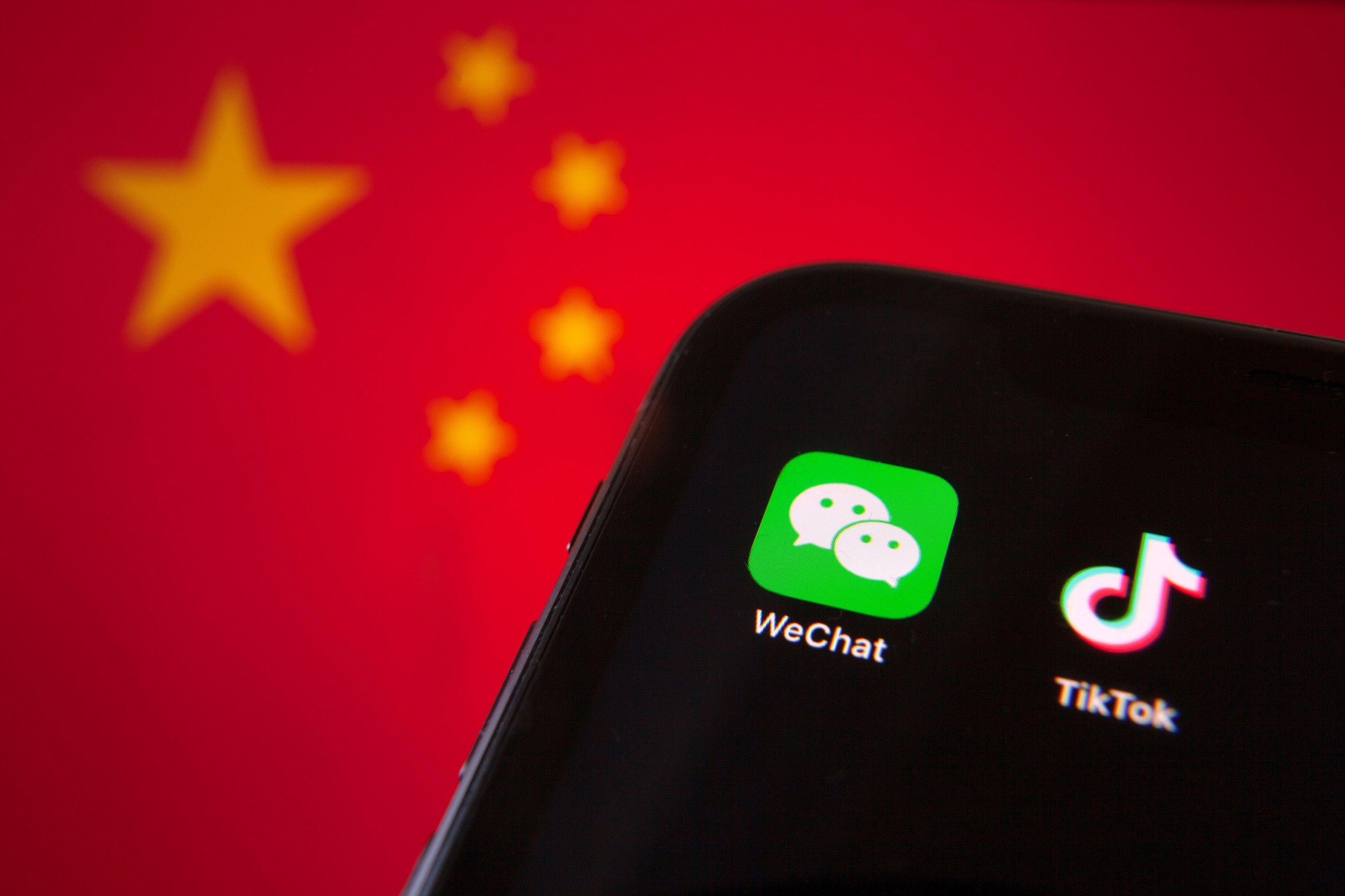 Un influencer din China a murit după ce s-a filmat live în timp ce bea sticle de alcool chinezesc Baijiu