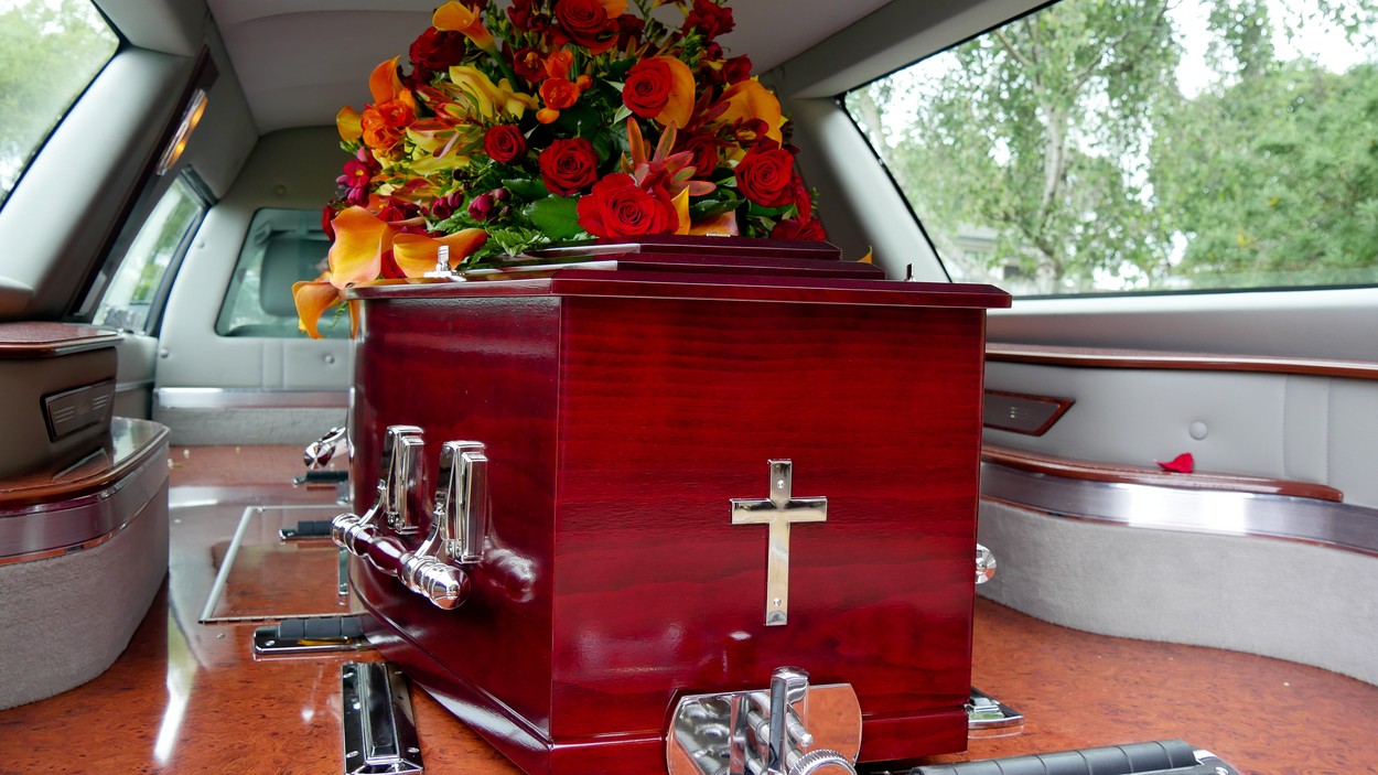 Directorul unei case funerare a pledat „vinovat” după ce polițiștii au găsit 31 de cadavre în descompunere