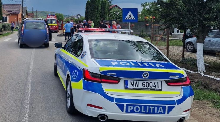 Tânăr de 21 de ani, rănit după ce s-a izbit cu motocicleta de un autoturism. Nu avea permis, iar vehiculul nu era înmatriculat