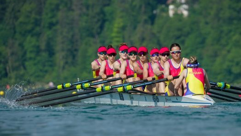 echipajul 8+1 feminin la canotaj, in timpul unei curse