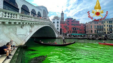 apa canalului central din venetia a devenit verde fluorescent