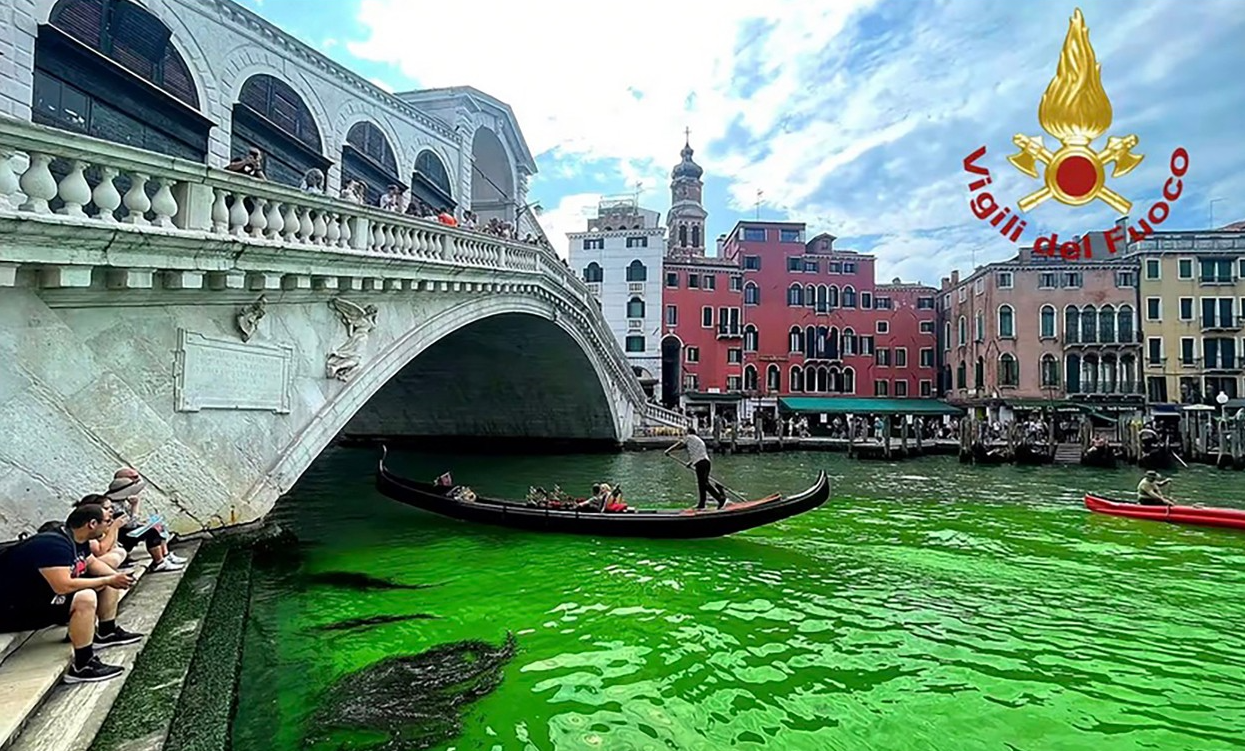 S-a aflat de ce canalul central din Veneția a devenit verde fluorescent. Misterul a fost rezolvat în două zile