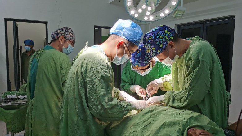 medici in sala de operatie