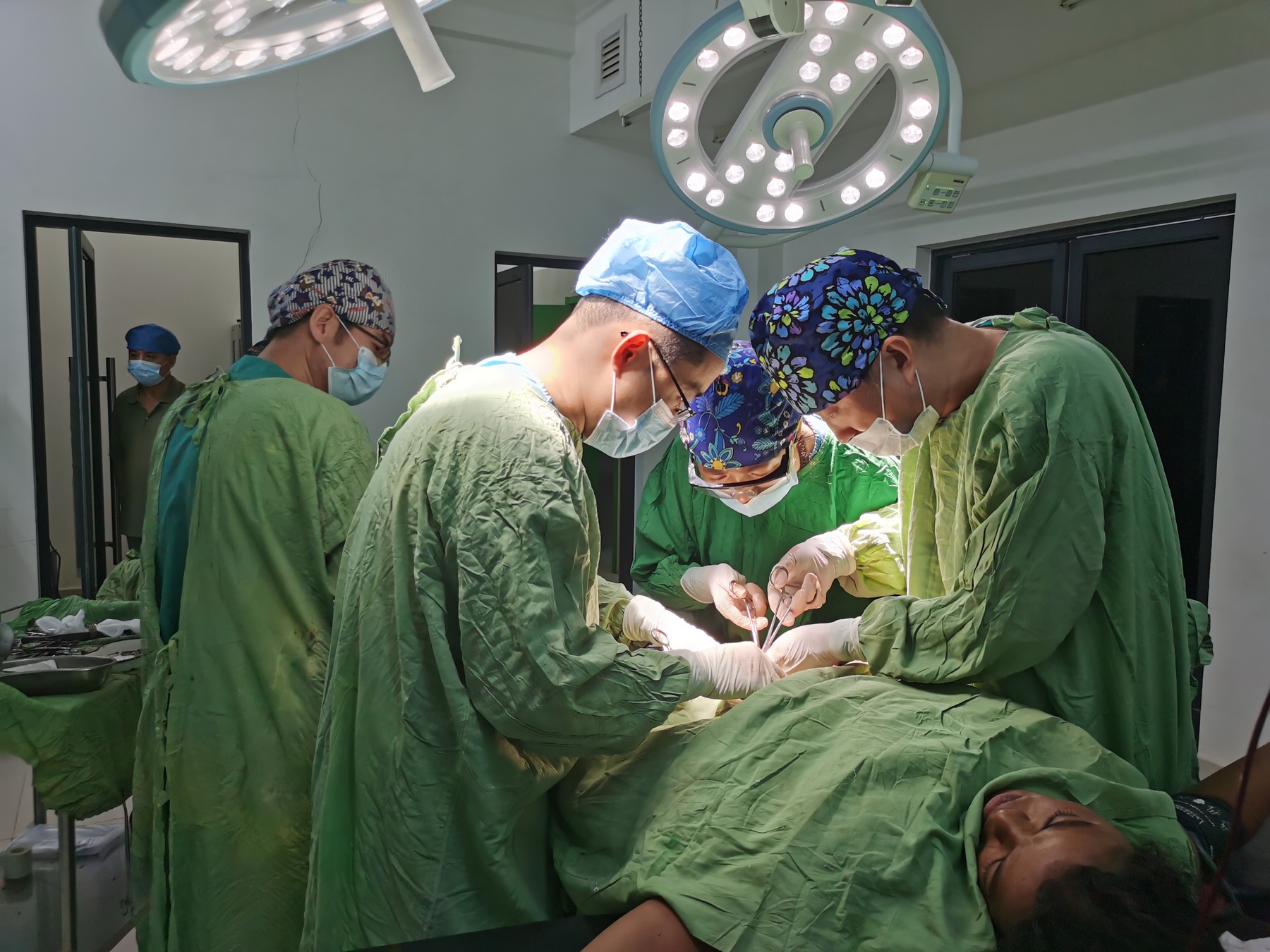 O femeie însărcinată care a fugit printre gloanțe și a scăpat nevătămată dintr-o mașină care s-a răsturnat a născut un "copil minune"