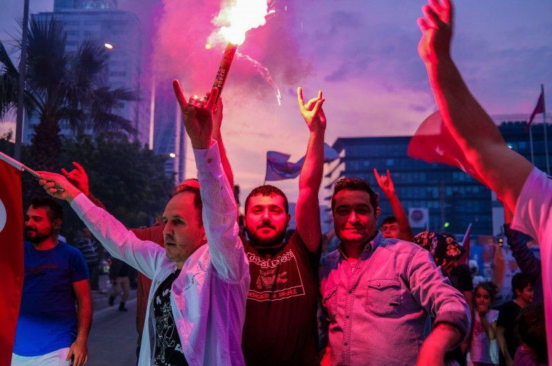 Fanii lui Erdogan își sărbătoresc victoria