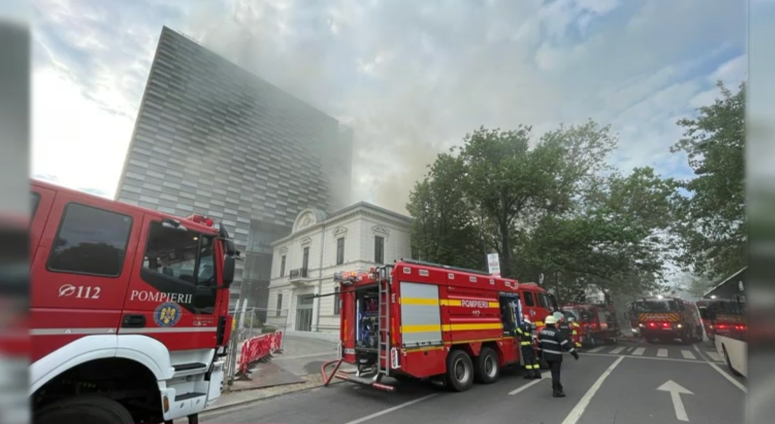 Incendiul din centrul Capitalei a fost stins. Pompierii s-au luptat timp de aproape două ore să-l lichideze