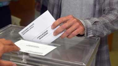 Om care pune un buletin de vot într-o urnă