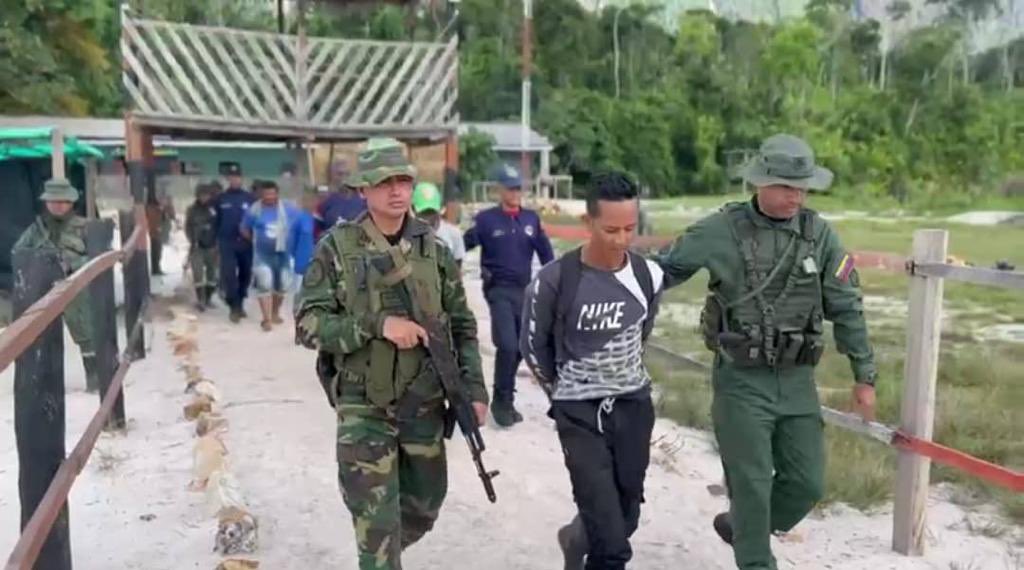 Cum atacă un grup de amerindieni o bază a armatei venezuelene din jungla amazoniană cu arcuri şi săgeţi