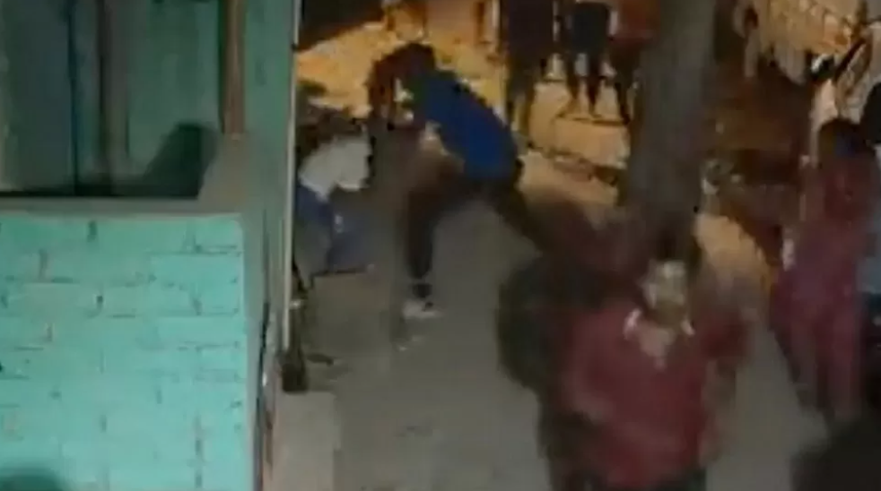 Un tânăr își ucide cu brutalitate iubita de 16 ani pe stradă, în timp ce trecătorii se uită nepăsători sau merg mai departe, în India