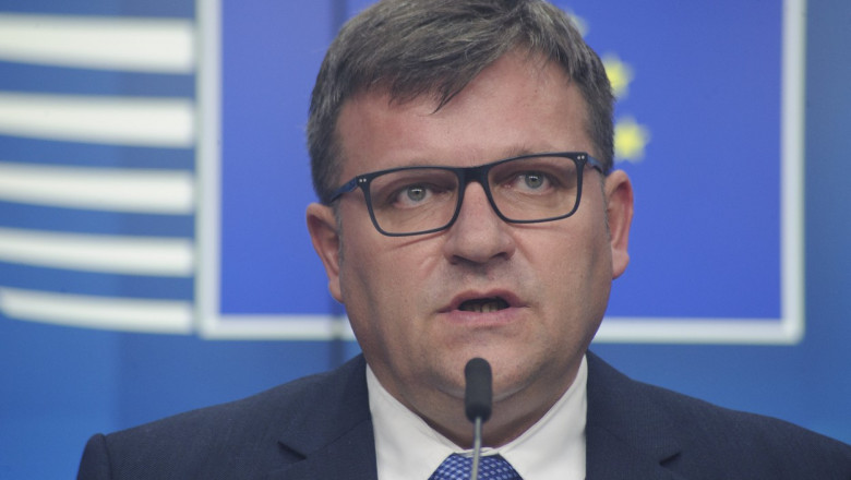 Marius Budai, ministrul Muncii, susține o conferință de presă la Bruxelles, pe 20 martie 2019.
