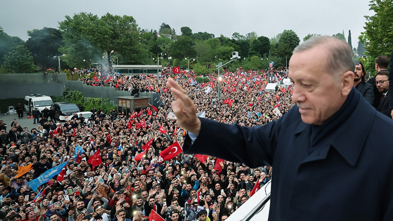 Recep Tayyip Erdogan le face cu mâna susținătorilor săi, la Istanbul, în ziua alegerilor prezidențiale, pe 28 mai 2023.