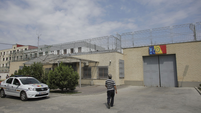 Un bărbat merge în fața penitenciarului Rahova.