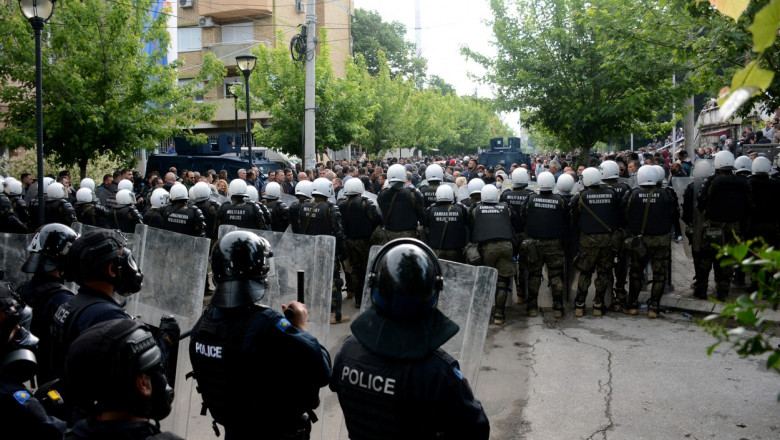 Polițiști și membri ai forței de menținere a păcii NATO păzesc primării din nordul Kosovo pe 29 mai 2023.